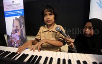 Mereka juga mahir memainkan piano.