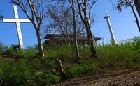 Di puncak bukit yang terletak di pesisir pantai Lakban, Manado ini terdapat salib raksasa dan menara bulan dan bintang.
