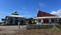Di kawasan tersebut sebuah masjid dan gereja dibangun berdampingan.