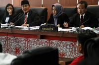 Jimly Asshiddiqie membacakan putusan DKPP terkait Pilkada.