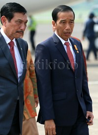 Jokowi berjalan menuju ruang ketibaan VVIP Bandara Halim Perdana Kusuma didampingi Menko Polhukam Luhut Binsar Pandjaitan.