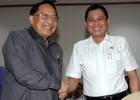 EE Mangindaan (kiri) berjabat tangan dengan Ignasius Jonan (kanan). Pool/Lamhot Aritonang/detikFoto.