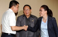 Ignasius Jonan (kiri) berjabat tangan dengan Ketua Pansus Pelindo II Rieke Diah Pitaloka (kanan). Pool/Lamhot Aritonang/detikFoto.