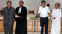 EE Mangindaan dan Ignasius Jonan disumpah sebelum memberikan keterangan. Pool/Lamhot Aritonang/detikFoto.