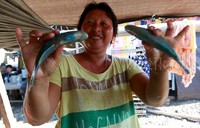 Pedagang menjual hasil laut di Pasar Desa Ratatotok.