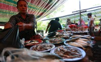Pedagang menjual ikan mentah mapun ikan yang telah dimasak.