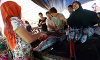 Pedagang dan pembeli melakukan tawar menawar.
