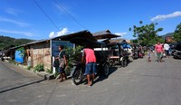 Banyak masyarakat yang datang ke pasar tersebut dengan menggunakan becak motor.