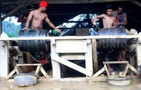 Sejumlah penambang emas tradisional melakukan pemisahan batuan yang mengandung serat emas di Desa Ratatotok.