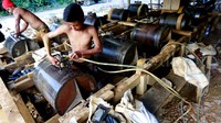 Setelah digiling selama 3 jam, pera penambang mulai melakukan pemisahan kandungan emas yang sudah terpisah dengan menggunakan air.