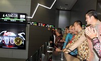 Iskandar Ramadhan Datau membuka perdagangan saham.
