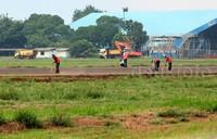 Mereka juga melakukan pengukuran di landasan pacu Bandara Pondok Cabe.
