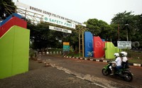 Lokasi bandara yang berada di selatan Jakarta ini dinilai sangat strategis meskipun kerap dikepung kemacetan. Setidaknya ada banyak akses jalan dari atau ke Bandara Pondok Cabe.