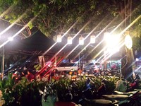 Warung Enon didekorasi dengan lampu sarang burung sebagai penerang di area luarnya.
