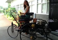 Karl Benz membuat mobil pertamanya pada Desember 1885. Mobil itu adalah mobil 1 silinder yang memiliki tenaga hanya 2,5 daya kuda. Mobil memiliki 3 roda, 1 di depan dan 2 di belakang dengan kecepatan maksimum sekitar 40 km per jam sama. Sayangnya Karl kurang jago menjual mobilnya, sementara orang Jerman lain, Gottlieb Daimler sudah menemukan mobil roda 4 pertama di dunia yang bisa ngebut.