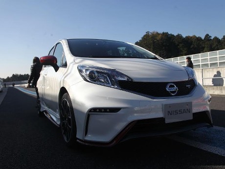 Menjajal 5 Mobil Keren Nissan