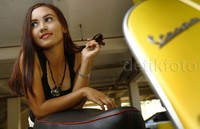 Maya berpose dengan Vespa S 125.