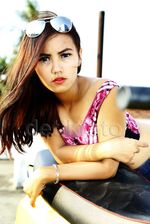 Si Seksi Maya Ismianti Berpose di Vespa S 125