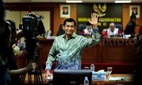 Maroef melambaikan tangan sebelum bersaksi di sidang kasus pencatutan nama Presiden dan Wapres terkait Freeport.