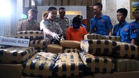 Polisi menunjukan barang bukti ganja dan tersangka dalam jumpa pers di Polres Jakarta Selatan, Kamis, 3 Desember 2015. CNN Indonesia/Safir Makki.