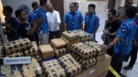 Barang bukti yang diamankan 51 bungkus plastik berlakban coklat berisi 219 kilogram ganja. CNN Indonesia/Safir Makki.