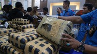Petugas menunjukan barbuk ganja tersebut. CNN Indonesia/Safir Makki.