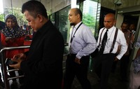 Novel diperiksa dalam kasus dugaan penganiayaan seorang tersangka pencuri burung walet ketika Novel menjabat sebagai Kasat Reskrim Polres Bengkulu pada tahun 2004. Novel dianggap melanggar Pasal 351 ayat 2 KUHP dan/atau Pasal 422 KUHP juncto Pasal 52 KUHP.