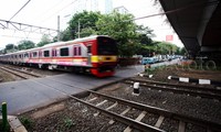    Kereta api melintas di perlintasan di kawasan Kalibata, Jakarta Selatan, Kamis (3/12/2015).