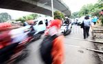 Keramaian Lalu Lintas di Perlintasan KA Kalibata