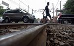 Keramaian Lalu Lintas di Perlintasan KA Kalibata