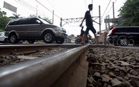 Pemprov DKI Jakarta akan menyulap perlintasan sebidang menjadi flyover atau underpass. Hal ini untuk mengurangi kecelakaan di perlintasan kereta api.