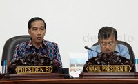Presiden Jokowi (kiri) didampingi Wapres Jusuf Kalla (kanan) memimpin rapat terbatas membahas Alutsista TNI.