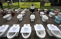 Di atas toilet duduk itu diletakan tulisan MKD Mahkamah Kehormatan Djamban