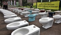 Mereka juga membentangkan spanduk bertuliskan Setya Novanto membuat DPR menjadi Djamban Perwakilan Rakyat