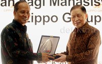 Muhammad Nasir menerima plakat Lippo Group dari Mochtar Riady.