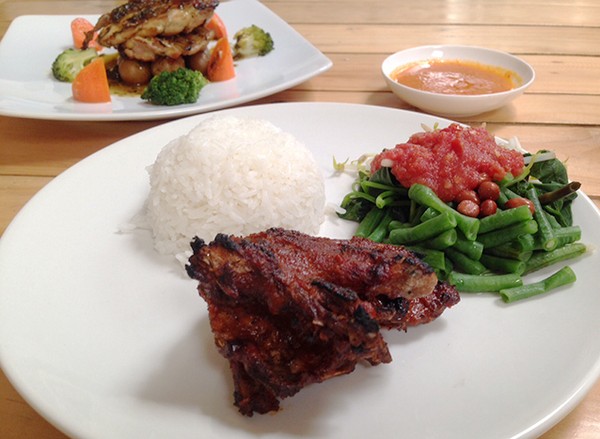 Tersengat Pedasnya Ayam Bakar Taliwang di Village Coffee & Kitchen