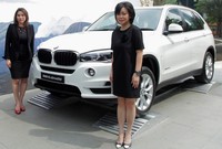 Presiden Direktur BMW Group Indonesia Karen Lim (kiri) dan Direktur Marketing BMW Indonesia Helena Abidin (kanan) foto bersama di sela-sela peluncuran program BMW Driving Experience 2016. Pool/BMW.