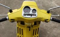 Tampilan klasik juga terlihat pada panel speedometer dengan bentuk bulat pada sebelah kiri.