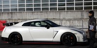 Nismo GT-R. Tanpa membuang waktu, Profesional Driver yang telah bergabung dengan Nissan Motor sejak tahun 1976 ini pun langsung menggeber mobil Nissan GT-R Nismo dengan kekuatan 600 Horse Power, 6 valve dan Twin Turbo.