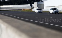 Mobil keempat yang dicoba adalah Nissan Nismo March, dengan body kit dan ban plus suspensi membuat handling sangat berbeda. Pelek Nismo 16 inci dengan ban Bridgestone Potenza RE-11 ukuran 205/45R16, bikin tikungan di Sodegaura Forest Raceway mudah saja dilahap.