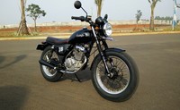 Singkat cerita, pria yang bertempat tinggal di Bekasi, Jawa Barat itu, menyerahkan motornya ke Diwa Creative Studio. Modifikator yang bermarkas di bilangan Cimanggis, Jawa Barat, ini digawangi Wahyu Hidayat. Pool/Handoko N. Soetrisno.