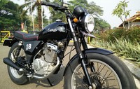 Agar unsur fungsionalitas moto lebih optimal, Diwa memodifikasi lampu sein agar bisa menyala kedip bersamaan atau bergantian. Lampu senja dipasang dan mengganti bola lampu utama dengan LED. Pool/Handoko N. Soetrisno.