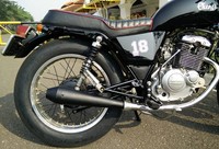 Motor ini menggunakan knalpot custom, karburator Keihin PE28, suspensi depan & belakang standar, Tromol belakang RX King, Rim alumunium ring 18 lebar 2,15 (depan) dan 2,50 (belakang), serta jok custom. Pool/Handoko N. Soetrisno.