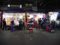 Pasar Malam Ben Thanh buka setelah pasar utama tutup, yaitu sejak sekitar pukul 19.00 waktu setempat hingga tengah malam. Aneka buah tangan seperti kopi, tas, kaos dan lain sebagainya bisa ditemukan di sini (Kurnia/detikTravel)