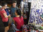 Di Vietnam, Bule Juga Senang Belanja di Pasar