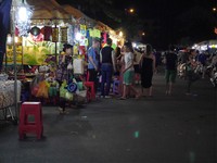 Ketika berjalan di sekitar pasar, tampak banyak bule-bule yang asyik memilih barang dan menawar harga. Rata-rata pedagang di sini memang bisa berbahasa Inggris (Kurnia/detikTravel)