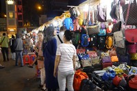 Turis Malaysia cukup banyak juga yang belanja di sini. Bisa jadi karena itulah para pedagang menerima uang Ringgit Malaysia untuk proses transaksi (Kurnia/detikTravel)