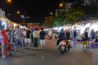 Posisi pasar yang di tempat terbuka memungkinkan motor untuk hilir mudik. Jadi, jika menyeberang ke sisi pasar yang satunya, hati-hatilah agar tidak tertabrak motor (Kurnia/detikTravel)