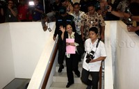 Rini melambaikan tangan saat menuruni tangga Gedung DPR.