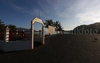 Untuk mengunjungi pantai Lakban, para wisatawan harus menempuh sekitar 3 hingga 4 jam perjalanan darat dari ibukota Sulawesi Utara yaitu Manado.     